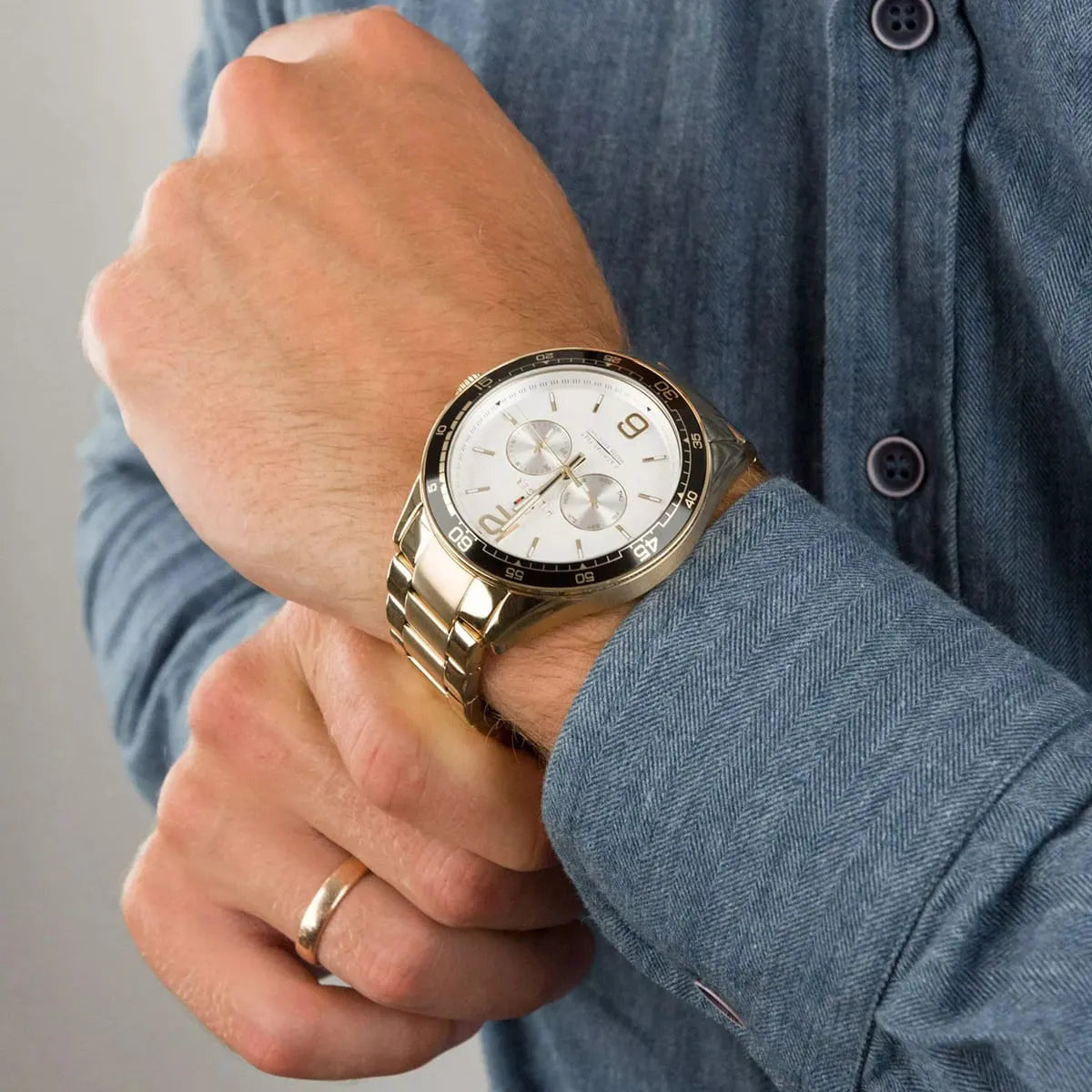 Tommy Hilfiger Men’s Watch – Model 1791969 Classic Gold Edition