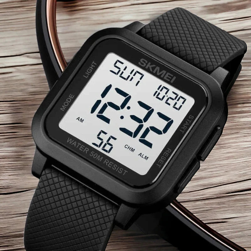 SKMEI 1894 ساعة رياضية رقمية مقاومة للماء متعددة الوظائف للجنسين لون اسود بمينا أبيض