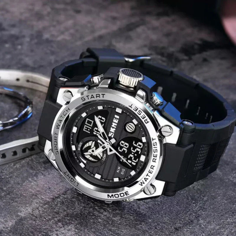 SKMEI 2360 ساعة رياضية مزدوجة هيكل فضي مع سوار اسود مطاطي